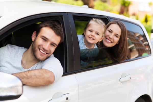 family getting ready for a summer road trip depicting warm temperature effects on auto glass